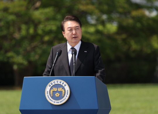 윤석열 대통령, 제68회 현충일 추념사      (서울=연합뉴스) 임헌정 기자 = 윤석열 대통령이 6일 서울 동작구 국립서울현충원에서 열린 제68회 현충일 추념식에서 추념사를 하고 있다. 2023.6.6      kane@yna.co.kr  (끝)